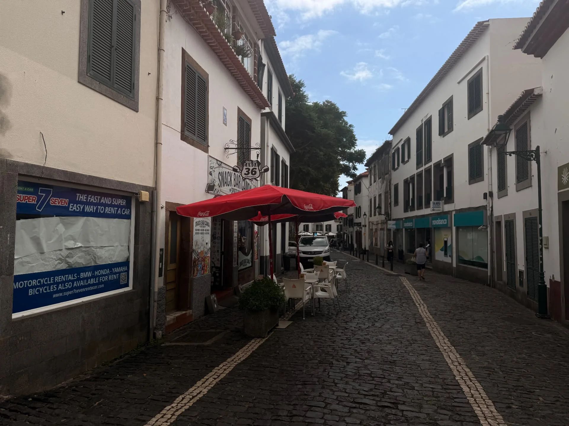 Snack Bar Canoa, numa rua de calçada na zona histórica de Machico