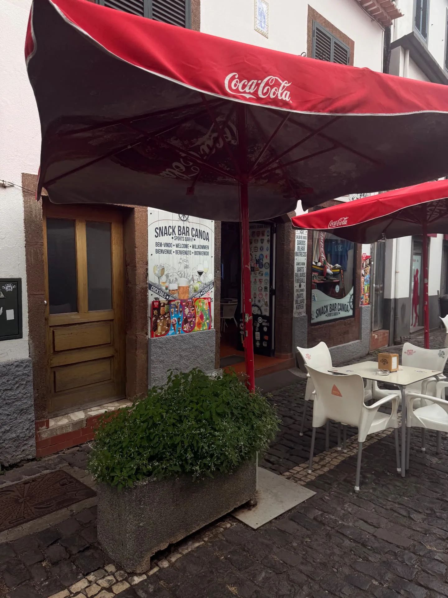 A esplanada do Snack Bar Canoa, em Machico