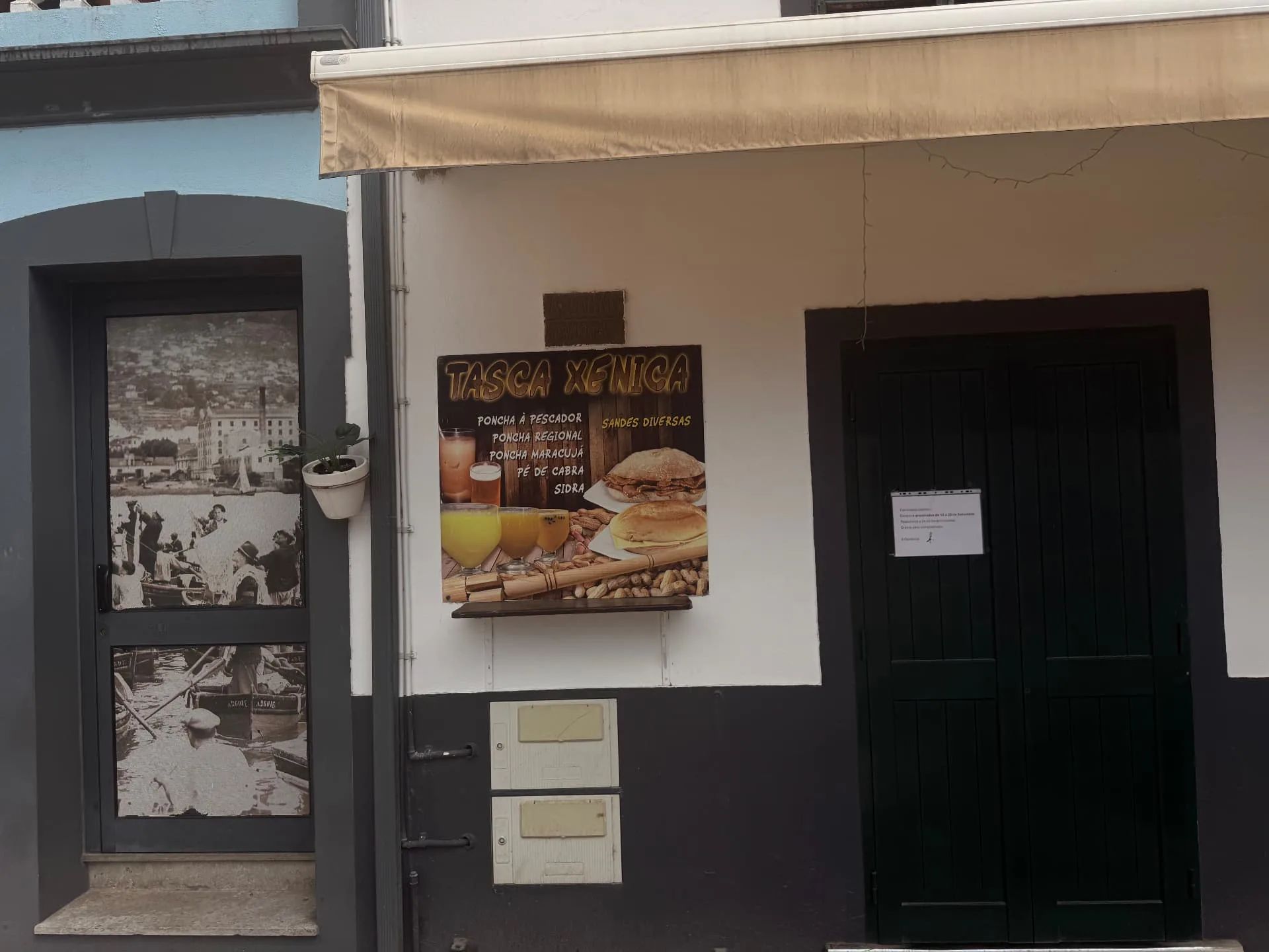 Quadro com o menu da Tasca Xenica, com ponchas, sidra e sanduíches