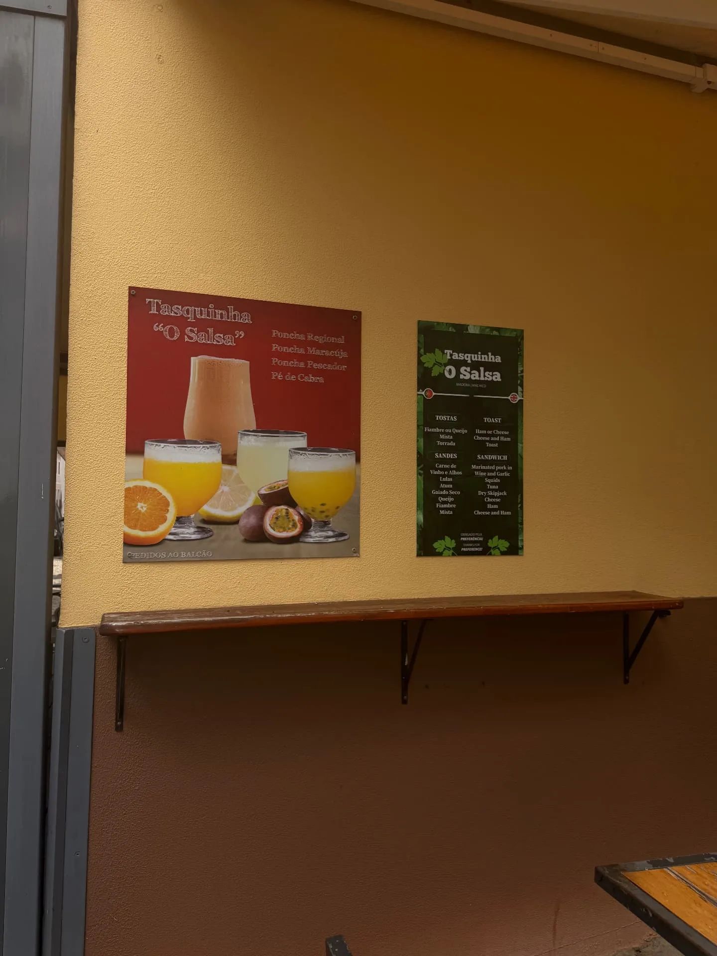 Quadros com o menu da Tasquinha «O Salsa», em Machico, que apresentam ponchas, tostas e sanduíches em português e inglês