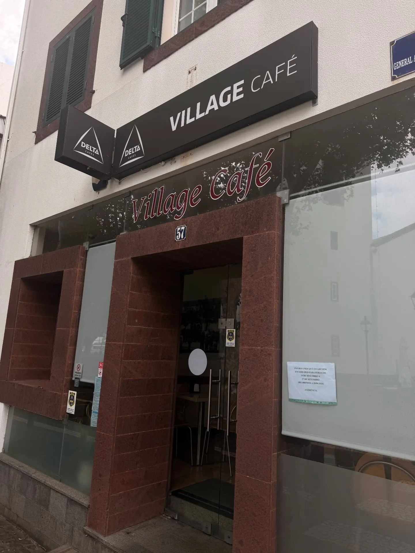 Fachada do Village Café na Rua General Alves, em Machico