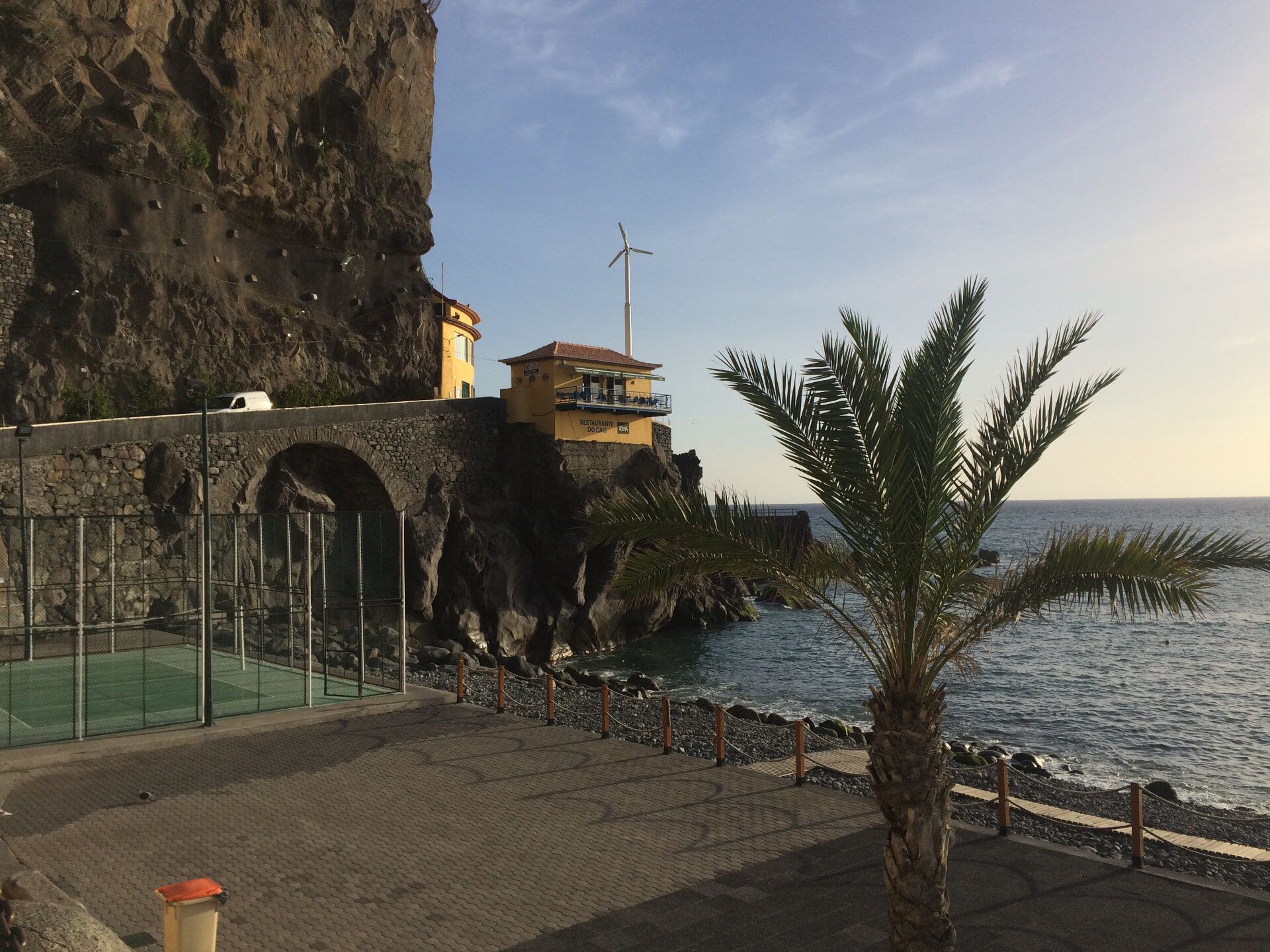O Restaurante do Cais, situado nas rochas no final da praia da Ponta do Sol