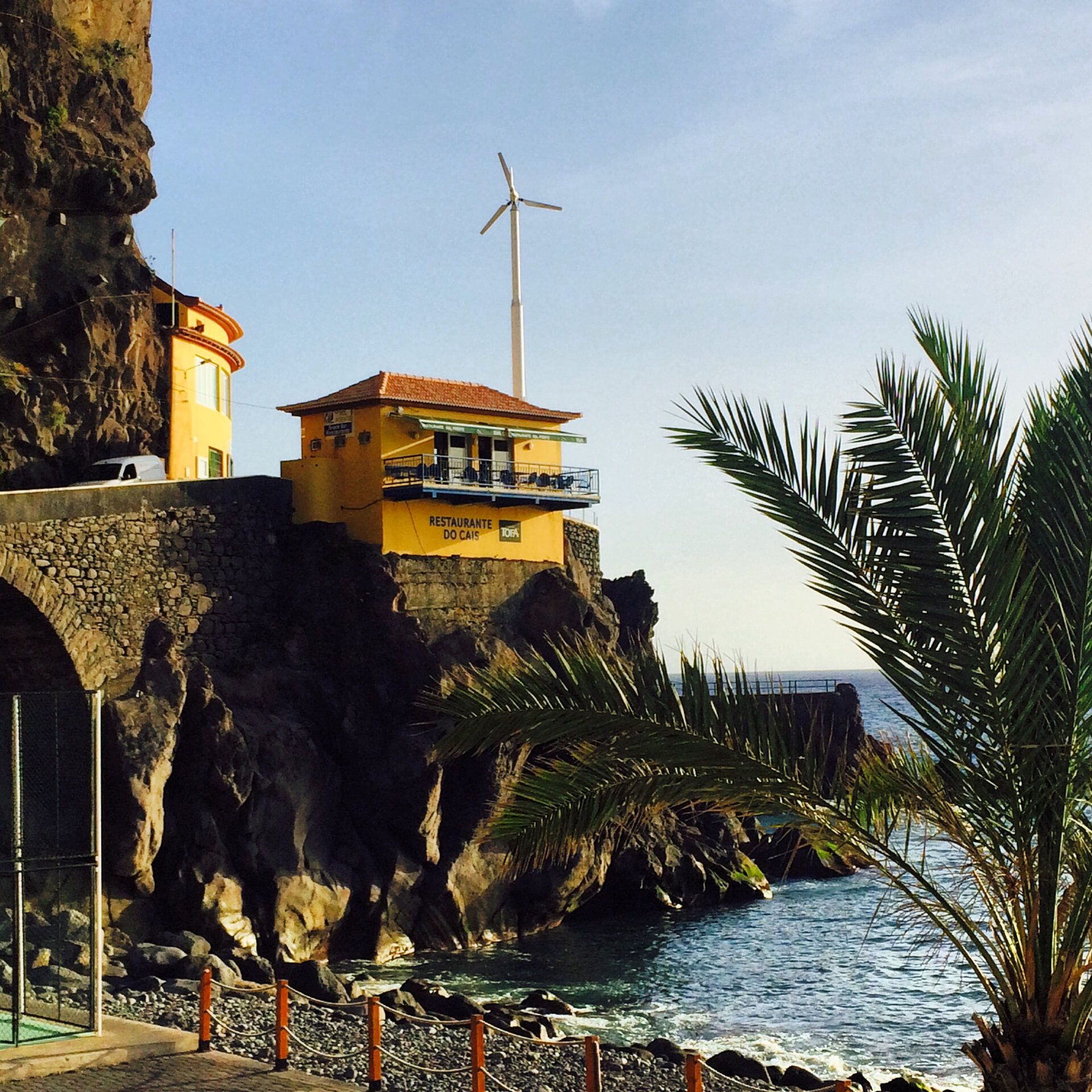 Vista de perto do Restaurante do Cais, situado no seu afloramento rochoso na Ponta do Sol