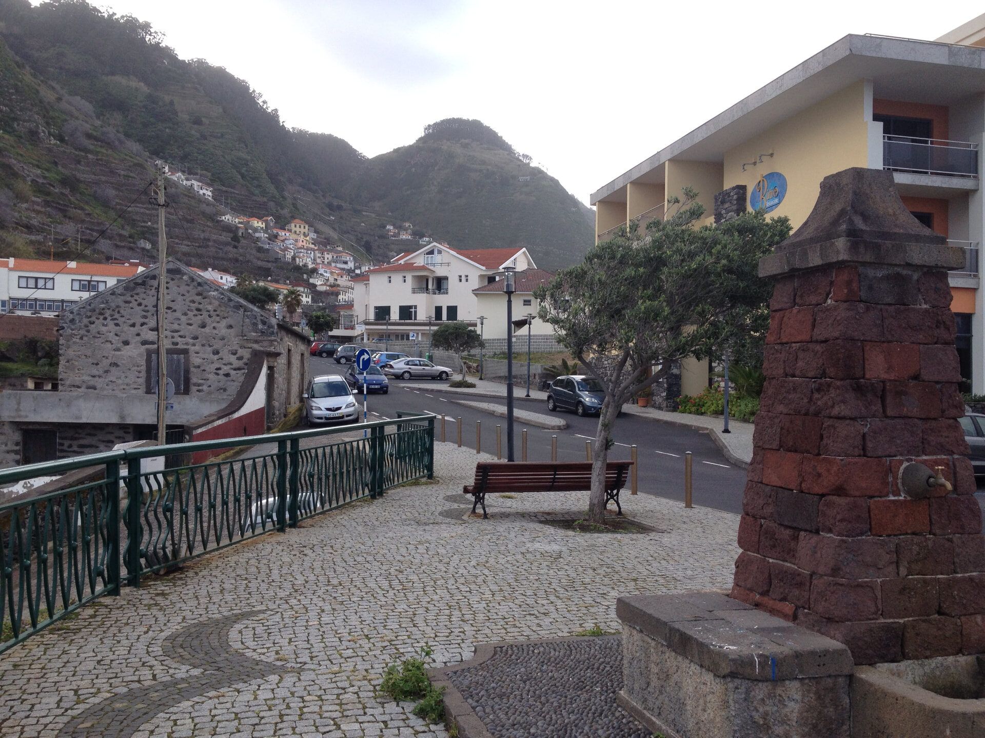 Fonte de pedra e praça de calçada no centro da vila de Porto Moniz