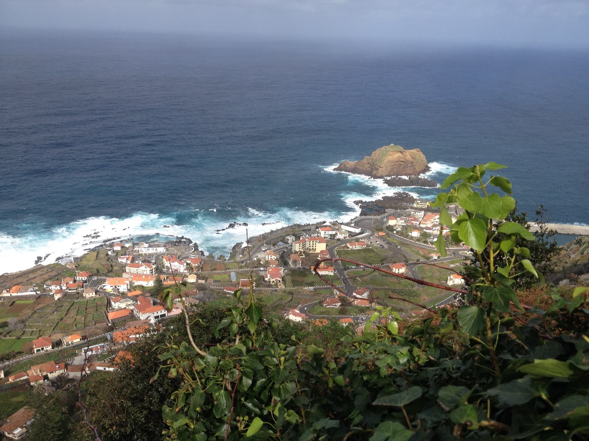 A vila do Porto Moniz e o ilhéu de Mole, vistos do miradouro na encosta, na Madeira