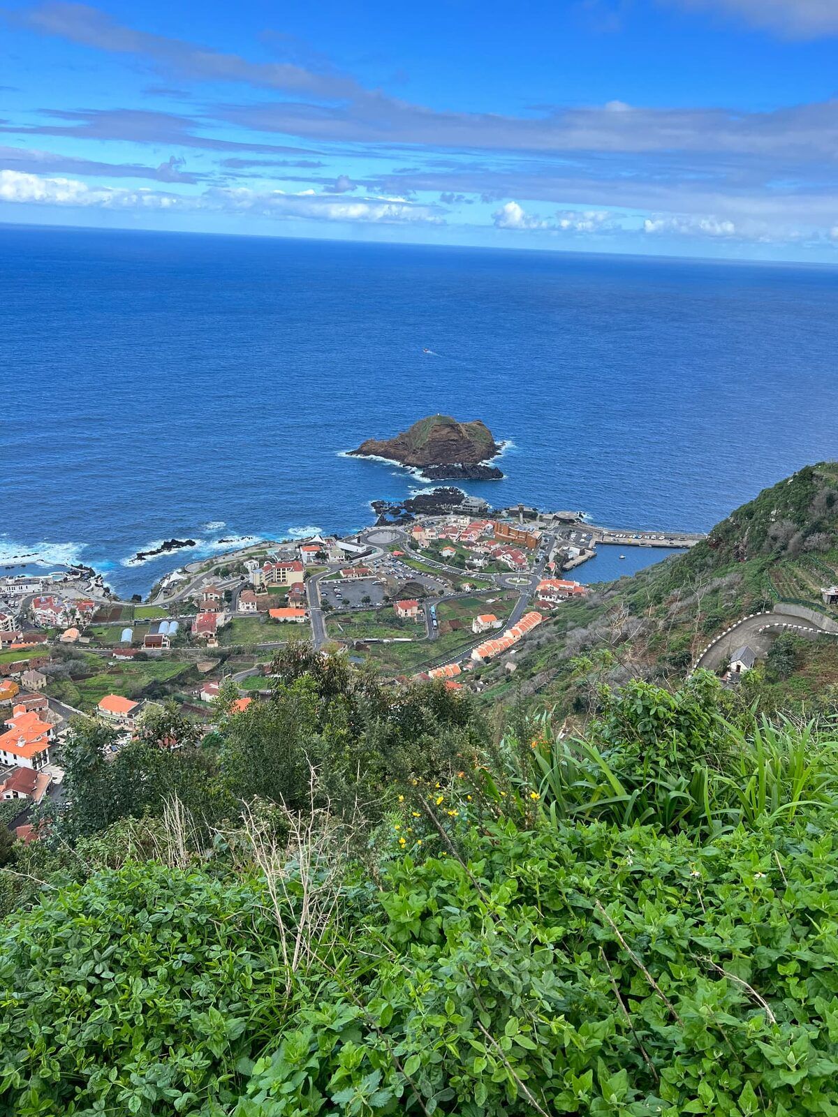 A vila de Porto Moniz e o ilhéu Mole, vistos do miradouro situado na encosta acima da vila