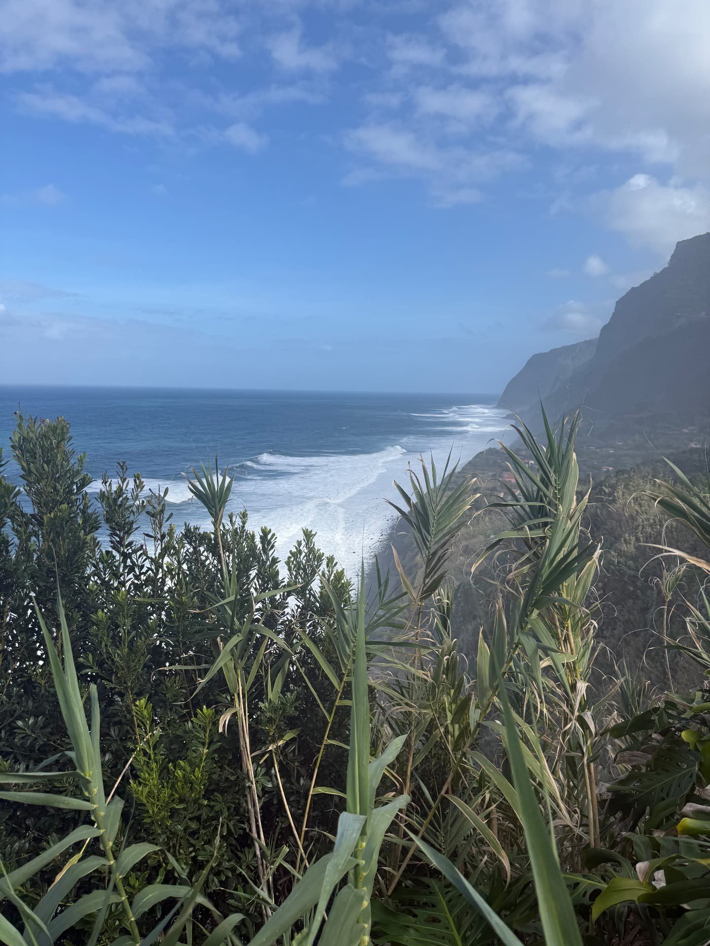 Ondas do Atlântico a rebentar junto à costa de Santana, na Madeira