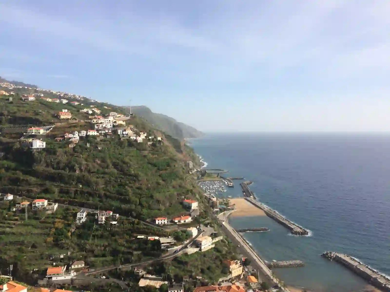 A baía da Calheta, os quebra-mares e a marina, vistos do miradouro na encosta