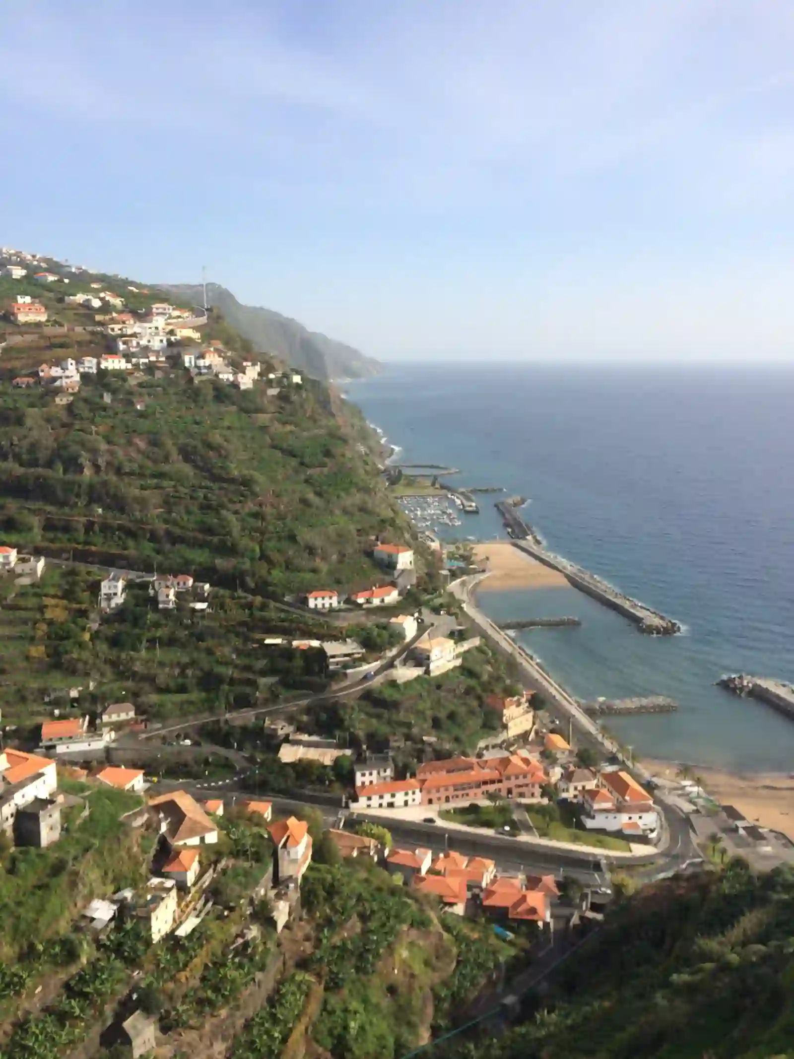 Estrada costeira acima da praia da Calheta, com o Atlântico ao fundo