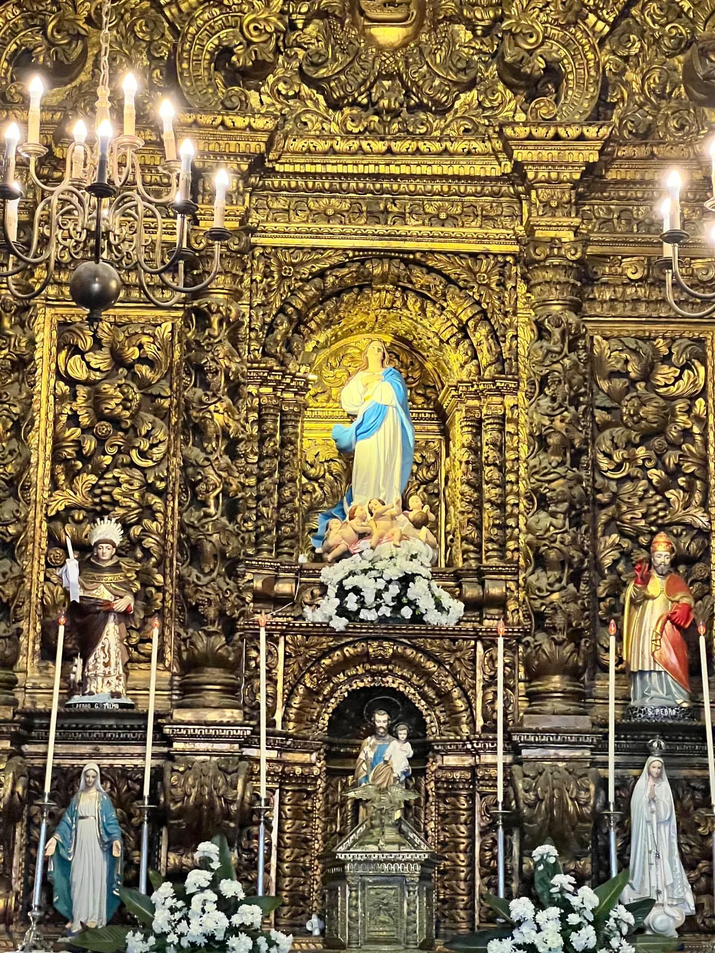 Retábulo de talha dourada com imagem de Nossa Senhora de branco e azul, ladeada por imagens identificadas como São Pedro Gonçalves Telmo e São Pedro