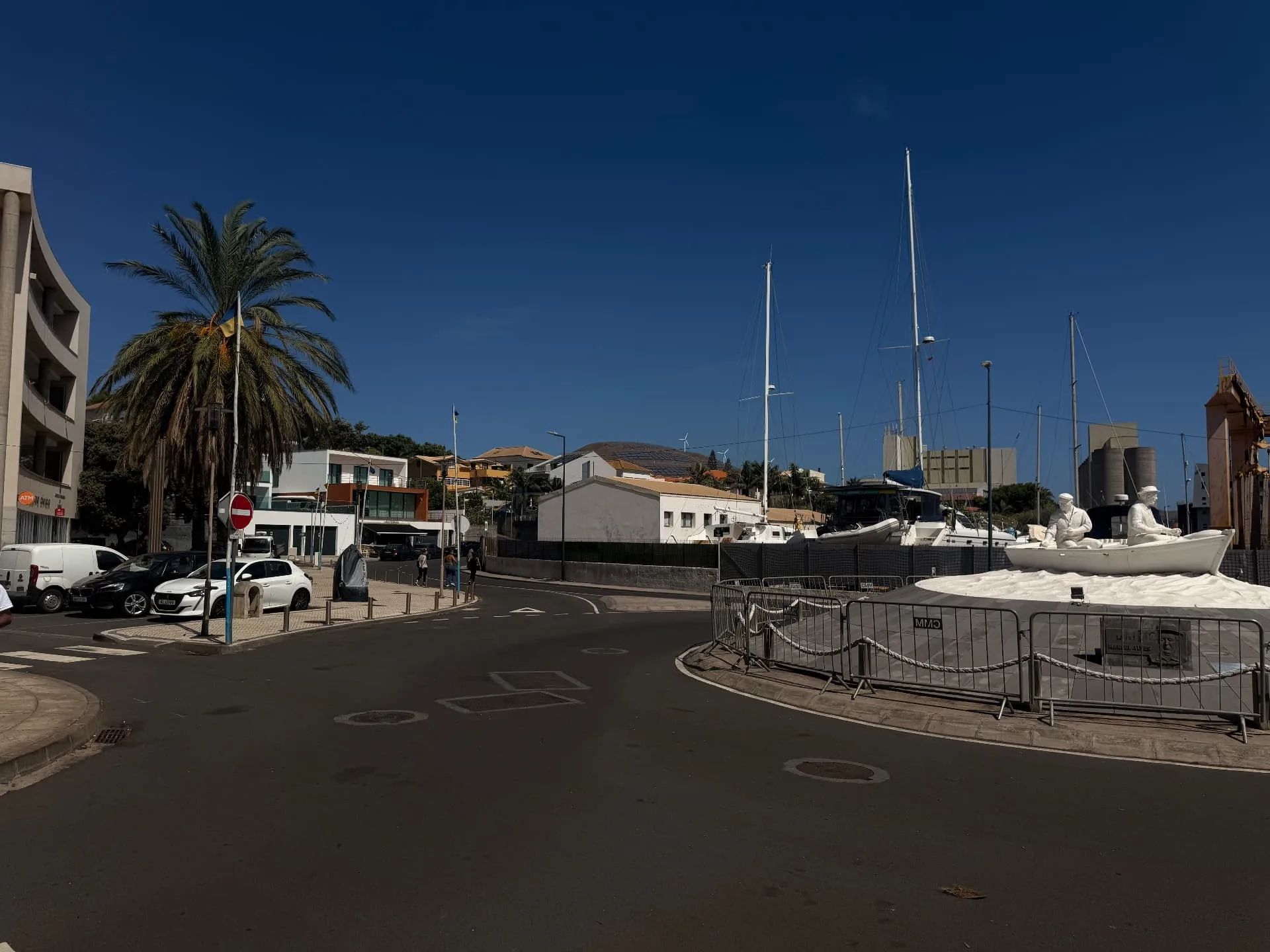 Estátua dos pescadores junto ao porto, Caniçal