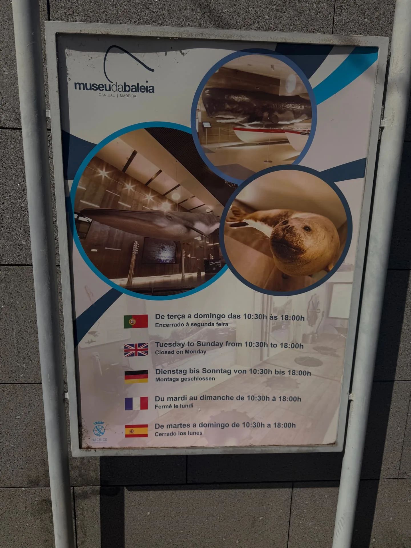 Placa de horário do Museu da Baleia