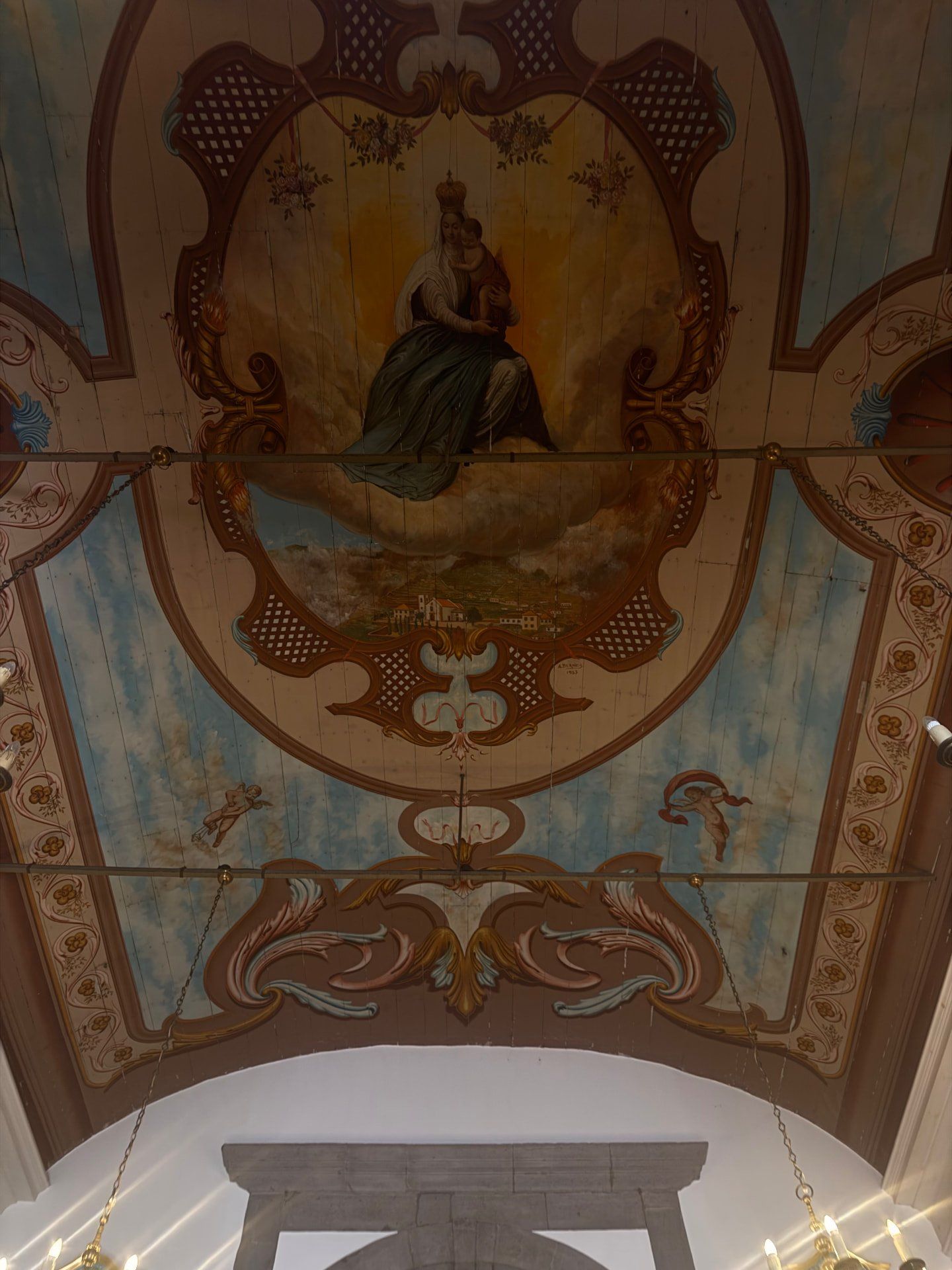 Teto de madeira pintado na igreja paroquial do Curral das Freiras, com a Virgem coroada e o Menino sobre a aldeia