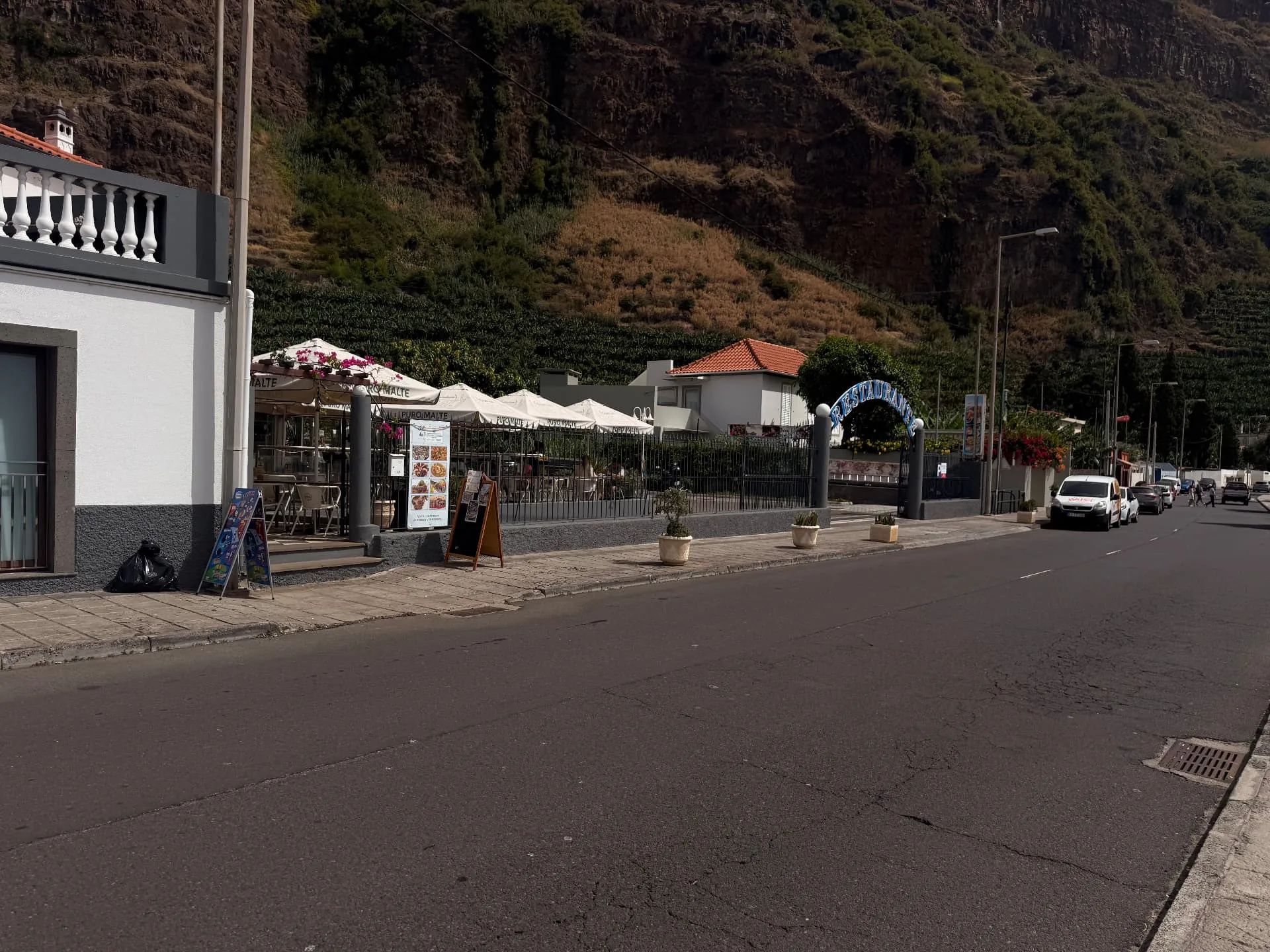 Esplanada de restaurante na marginal sob as falésias da Madalena do Mar