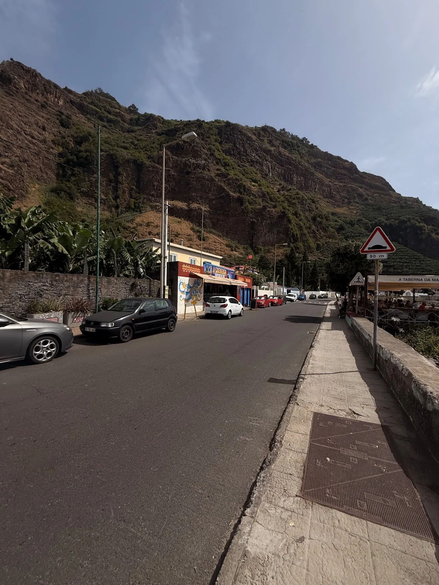 Estrada principal da Madalena do Mar com A Taberna e as falésias ao fundo