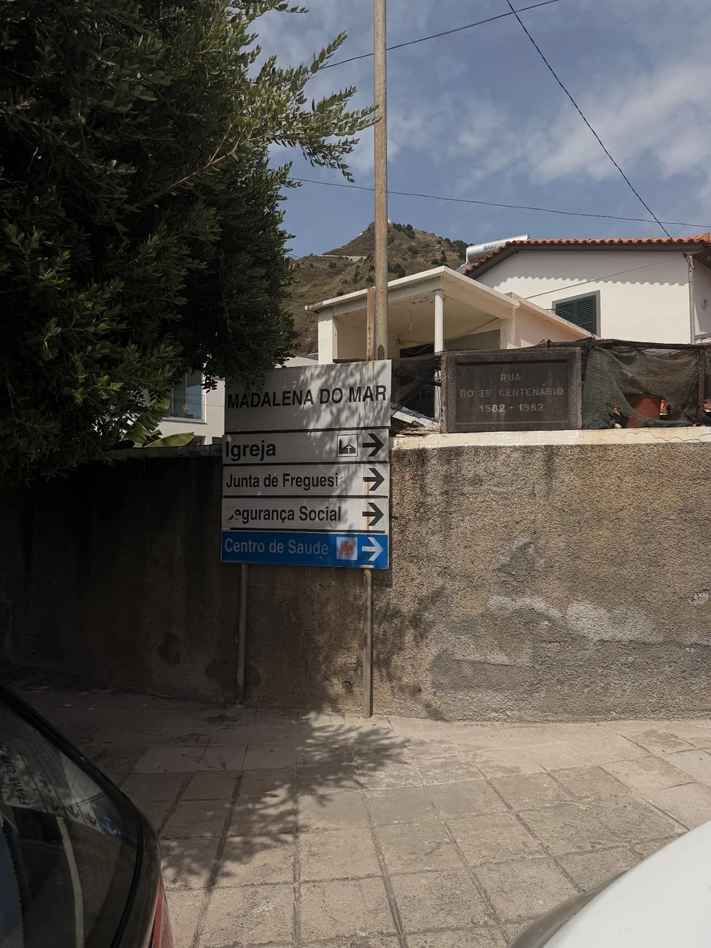 Placa da Madalena do Mar para a igreja, junta de freguesia e centro de saúde