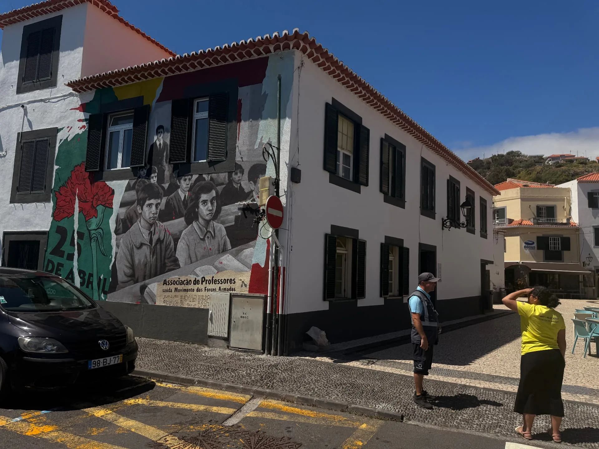 Mural do 25 de Abril num edifício no centro de Santa Cruz