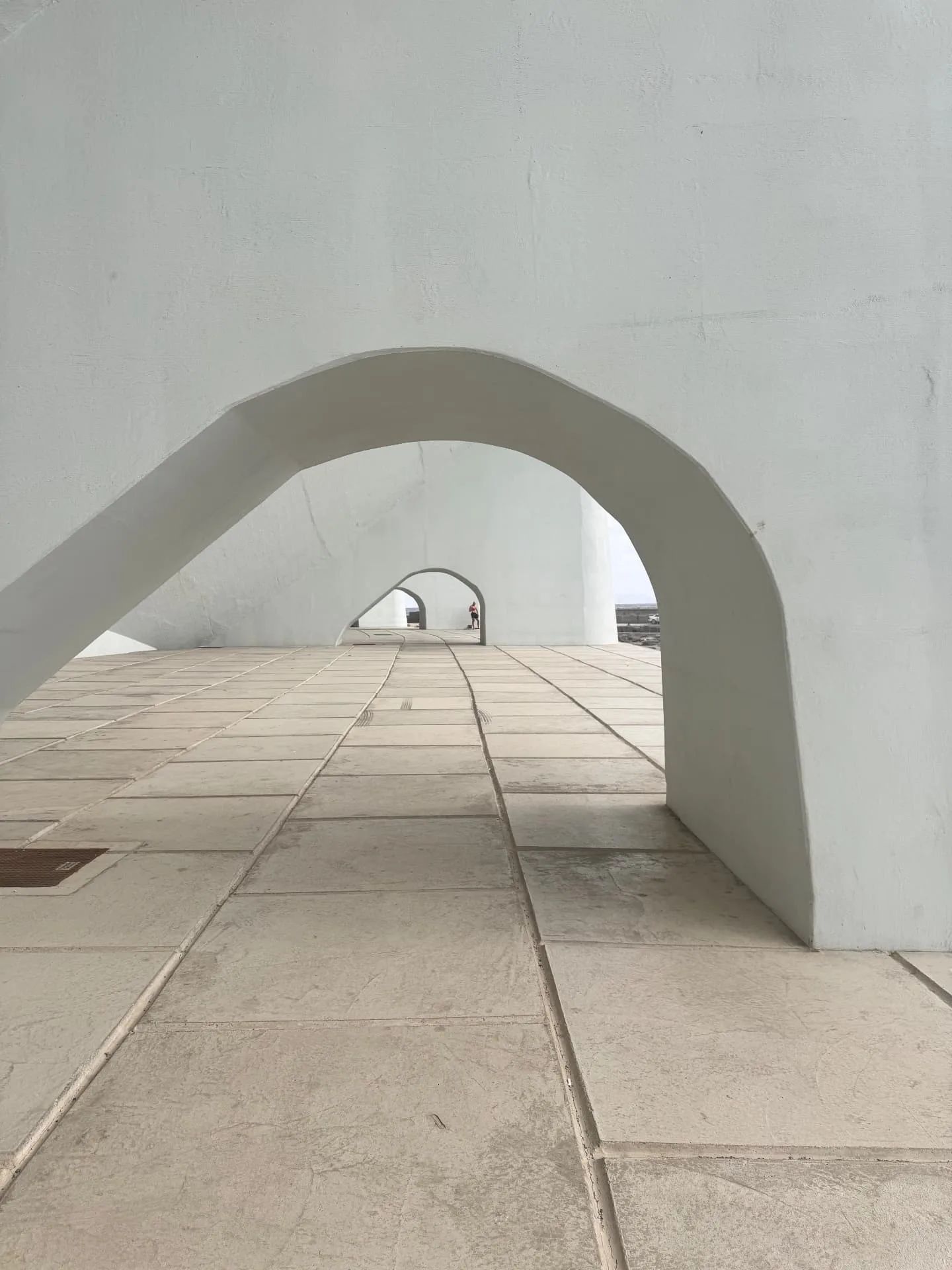Arcos brancos da zona de banhos sob a pista do aeroporto em Santa Cruz