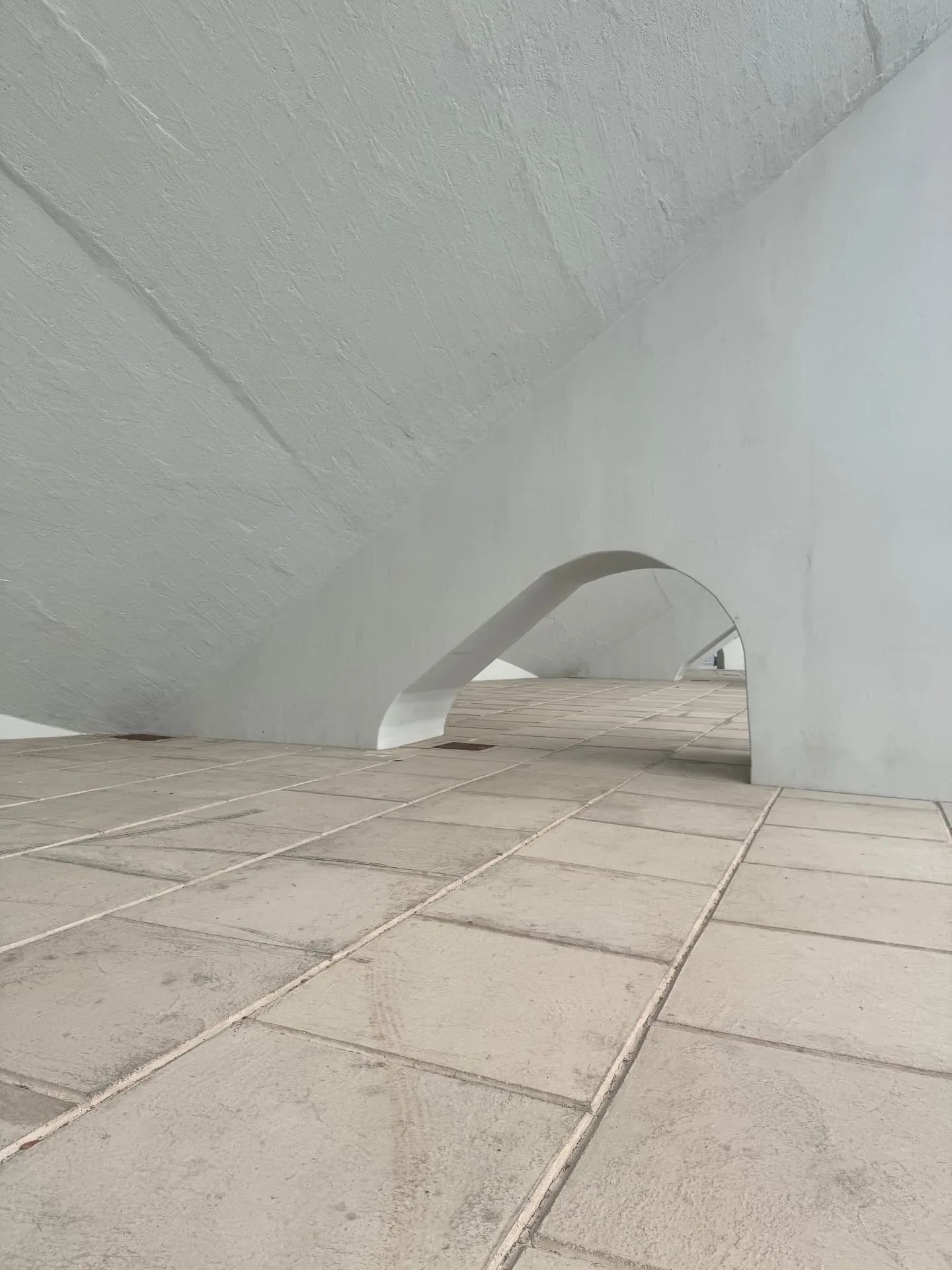 Arco branco curvo sob a pista do aeroporto em Santa Cruz