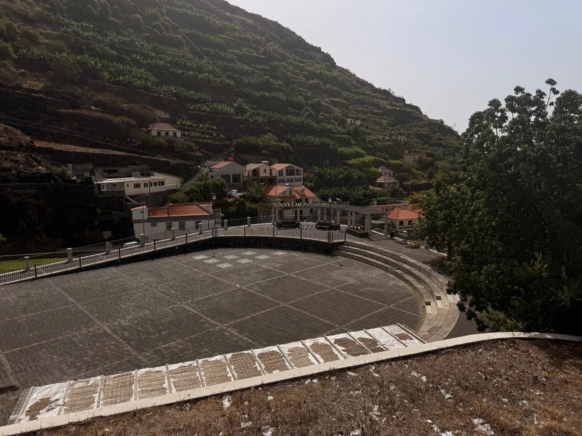 O anfiteatro da aldeia de Tabua e a praça situada abaixo da encosta com terraços de bananeiras