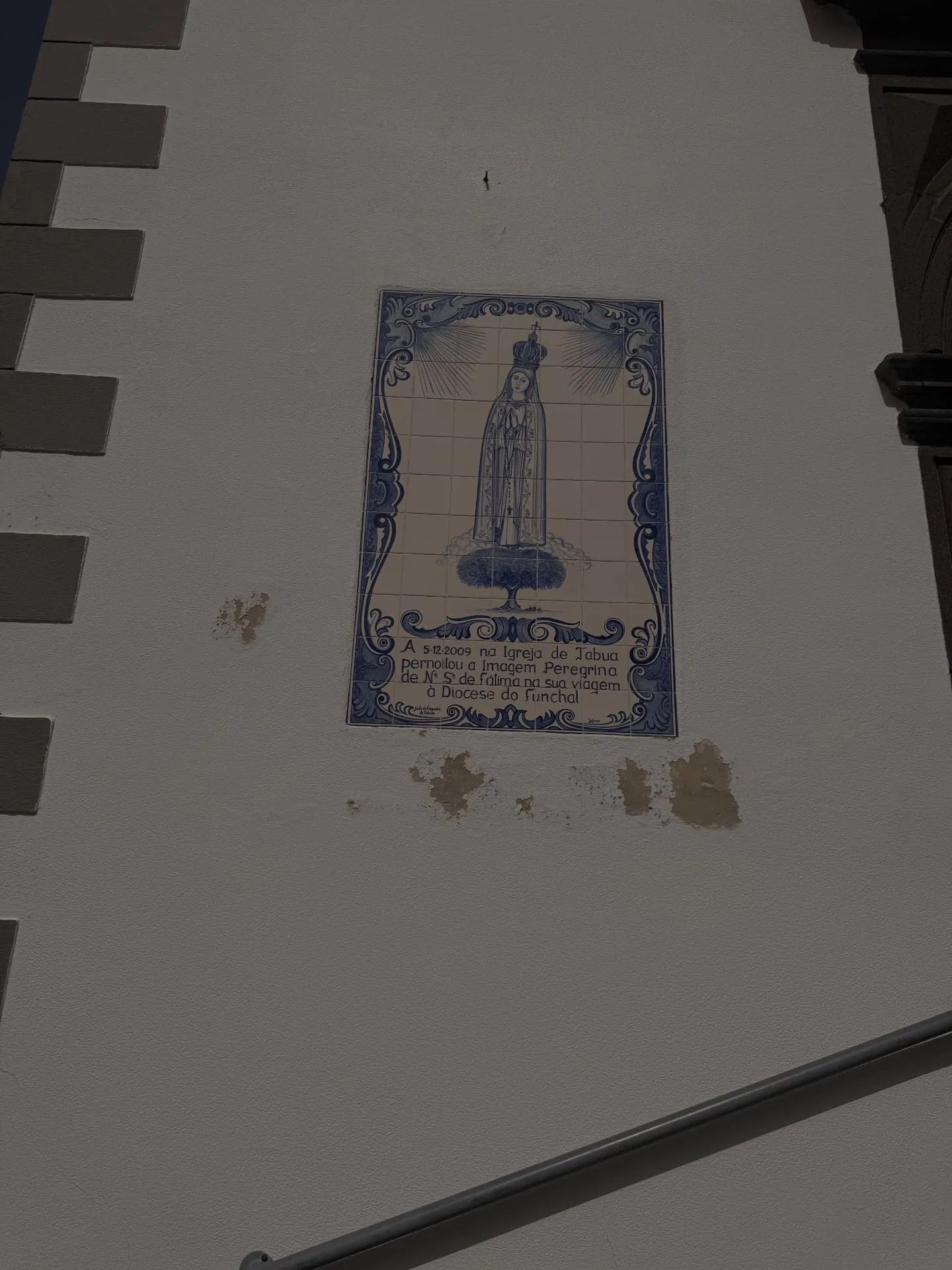 Painel de azulejos na igreja de Tabua, que atesta que a Imagem Peregrina de Nossa Senhora de Fátima passou aqui a noite de 5 de dezembro de 2009